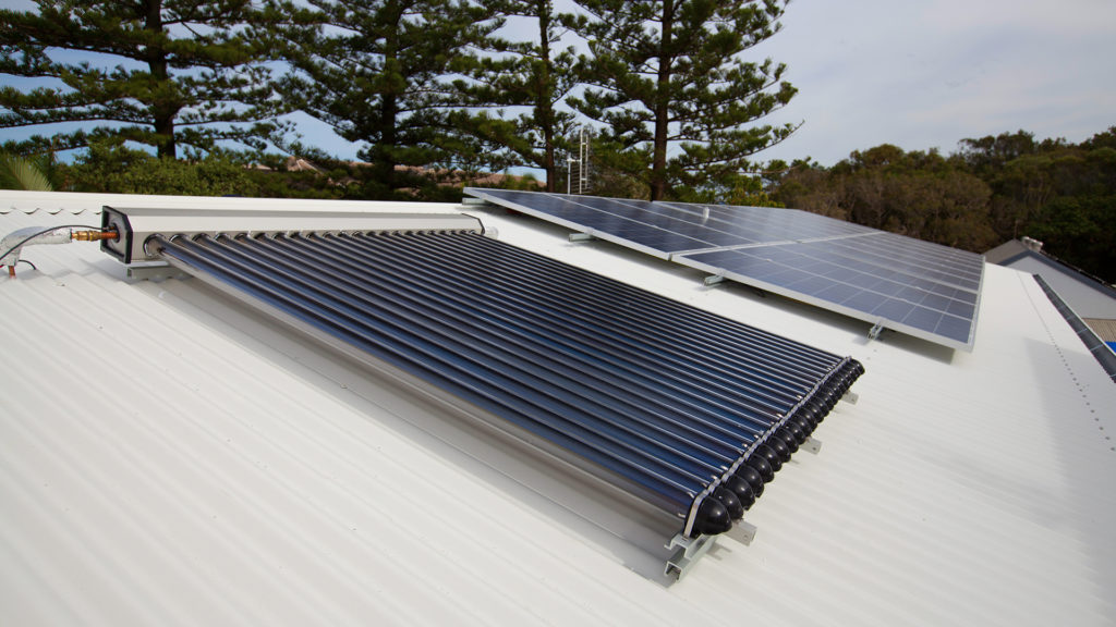 Paneles solares y de agua caliente solar en casa