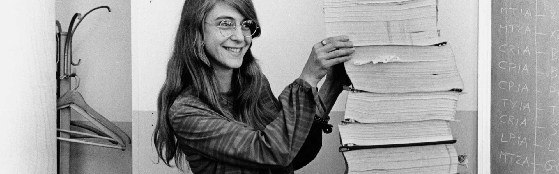 Margaret Hamilton amb el codi per al viatge a la Lluna